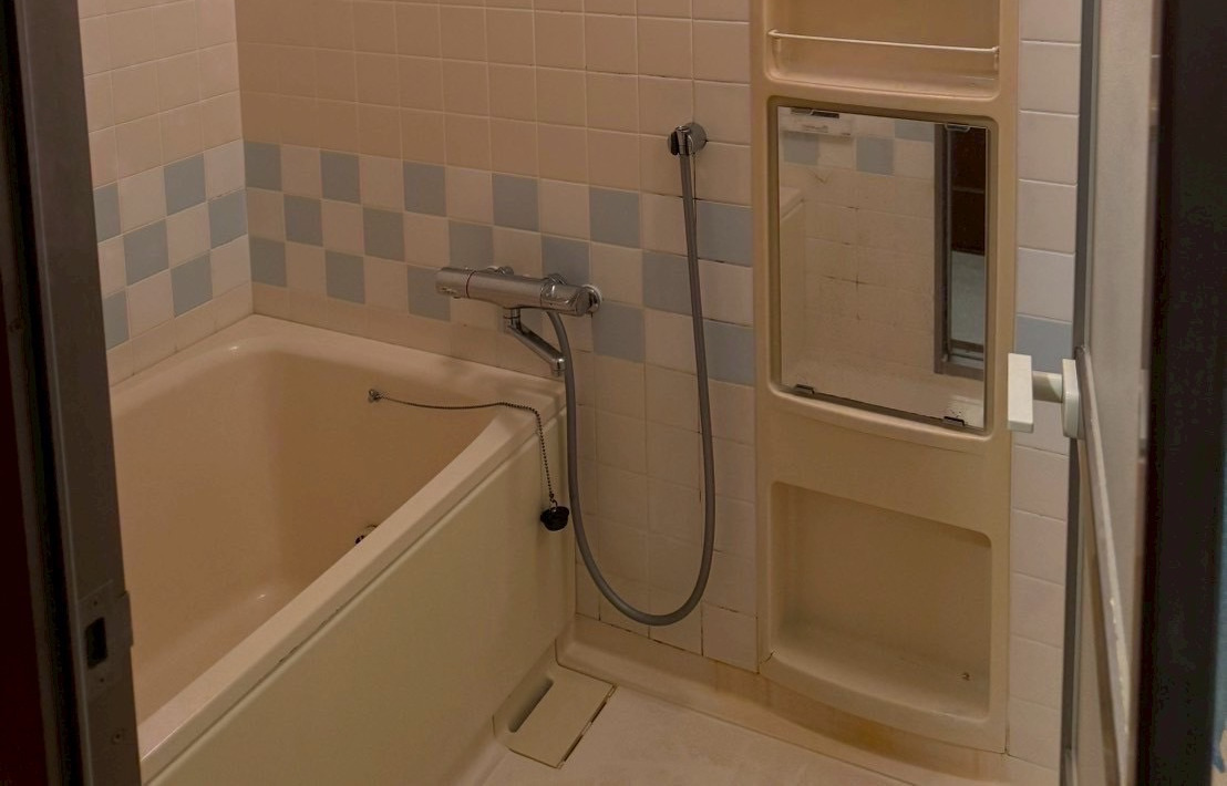 リフォーム前のバスルーム